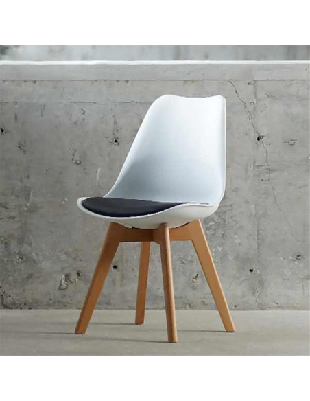 Set 2 Scaune Stil Scandinav, cu Picioare din Lemn de Fag, Sezut din PP si Perna din Piele Ecologica, 49 x 43 x 82 cm, Alb cu Neg